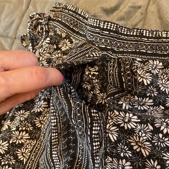 Billabong Black and White Floral Shorts Size Small - Picture 11 of 12
